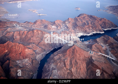 fliegen über den Hoover-Staudamm und die Arizona Grenze zu Nevada auf den Colorado River USA Stockfoto