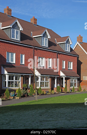 Gerade fertiggestellte Wohnanlage in East Sussex, UK. Low-Rise im traditionellen Stil mit Ziegelstein und Fliese Bau. Stockfoto