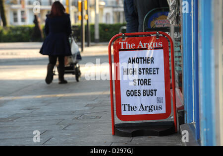 Eine Zeitung A Board Plakat in Brighton heute Morgen mit der Schlagzeile "ein weiteres High Street Store geht Büste" Stockfoto