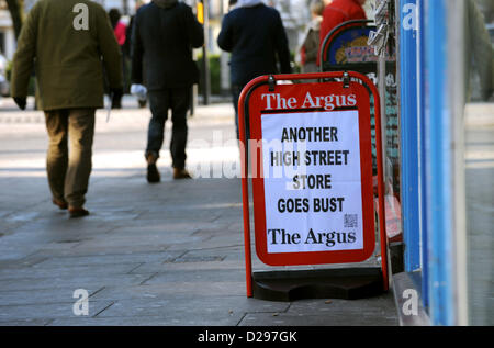 Eine Zeitung A Board Plakat in Brighton heute Morgen mit der Schlagzeile "ein weiteres High Street Store geht Büste" Stockfoto