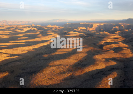 Flug über Land nähert sich bis zum Rand des Grand Canyon Arizona USA Stockfoto