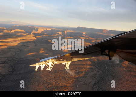 Flug über Land nähert sich bis zum Rand des Grand Canyon Arizona USA Stockfoto