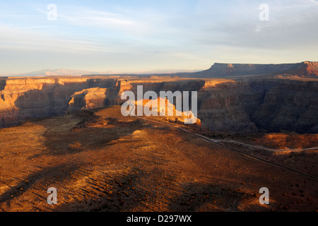 Flug über Land nähert sich bis zum Rand des Grand Canyon am Guano Point im Hualapai-Indianer-Reservat Arizona USA Stockfoto