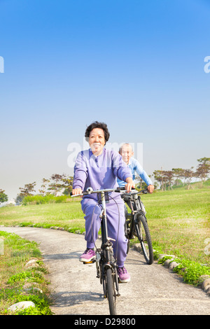 asiatische Senioren paar Radfahren im park
