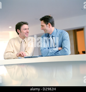 Zwei Geschäftspartner haben informelle Geschäftstreffen lizenzfrei außer anzeigen und Reklametafeln Stockfoto