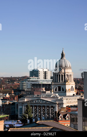 Mit Blick auf Nottingham City Hall mit Weihnachtsschmuck und Old Market Square, Nottingham, Nottinghamshire, Notts, England Stockfoto