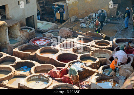 Männer arbeiten in den Gerbereien, Fes, Marokko Stockfoto