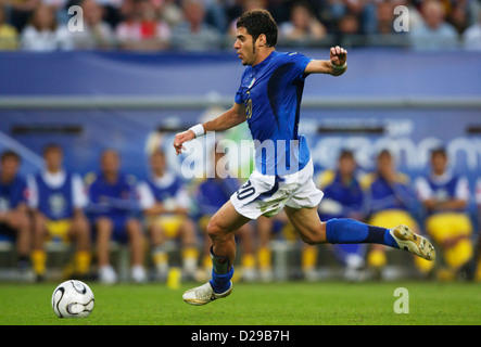 HAMBURG, DEUTSCHLAND - JUNI 30: Simone Perrotta aus Italien im Viertelfinale der FIFA Fussball-Weltmeisterschaft gegen die Ukraine am 30. Juni 2006 in Hamburg. Nur redaktionelle Verwendung. Kommerzielle Nutzung verboten. (Foto: Jonathan Paul Larsen / Diadem Images) Stockfoto