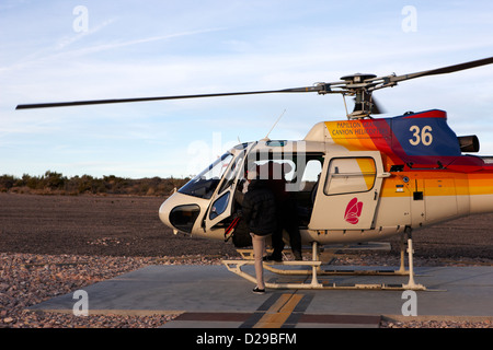 Fluggästen Papillon Helikopter Tours am Hubschrauberlandeplatz am Grand Canyon West Flughafen Arizona USA Stockfoto