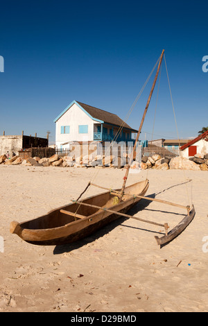 Madagaskar, Morondava, Angeln, Outrigger Kanu am Strand Stockfoto