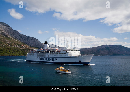 Kreuzfahrtschiff in Adria aus der Stadt Korcula Kroatien Stockfoto