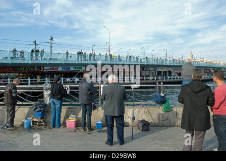 Angler, die auf den Bosporus, Istanbul trotz Warnungen von schwindender Fischbestände. Stockfoto