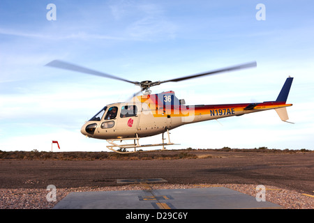 Papillon Helikopter Tours voller Passagiere vom Flughafen Hubschrauberlandeplatz Grand Canyon West Arizona USA Stockfoto