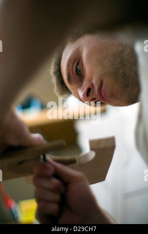 Schüler arbeiten an das Musikinstrument, was natürlich in West Dean College, Chichester, West Sussex, UK Stockfoto