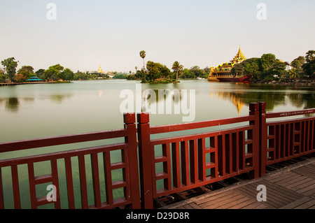 Einen schönen Blick auf die Shwedagon-Pagode und Royal Barge am Royal Lake, Yangon Stockfoto