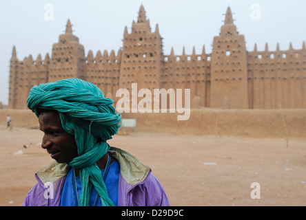 MALI Djenne, Tuareg Mann vor Moschee bauen aus Ton ist UNESCO-Welterbe Stockfoto