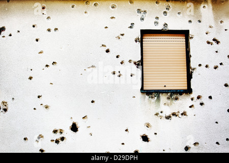 Einschusslöcher in der Fassade des Hauses Stockfoto