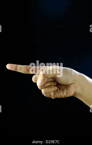 Fingersymbol, Gebärdensprache, Hand auf schwarzem Hintergrund zeigt den Zeigefinger zur Seite Stockfoto
