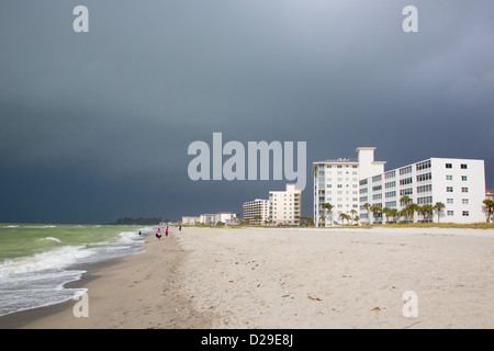 Dunklen Himmel der Sturm über hohen Aufstieg Eigentumswohnungen am Venice Beach Florida Stockfoto
