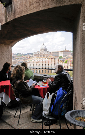 Mittagessen In Rom, der Petersdom, Mittagessen In Castel Gandolfo, Italien Stockfoto