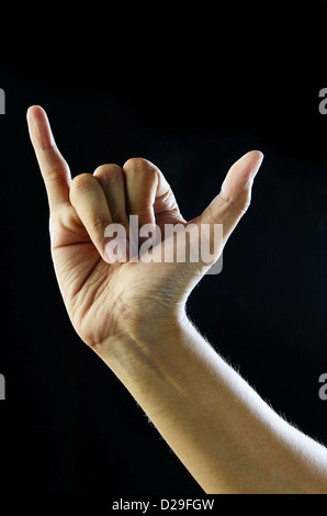 Fingersymbol, Zeichensprache, Hand zeigt kleinen Finger und Daumen auf schwarzem Hintergrund mit Kopierbereich. Stockfoto