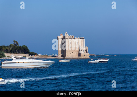 Insel Saint Honorat mit Abtei Stockfoto