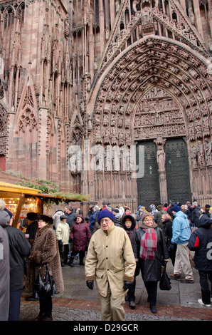 Frankreich, Alsace Region, Straßburg, Grand Island (Grande Ile). Christms Markt vor der Kathedrale. Stockfoto