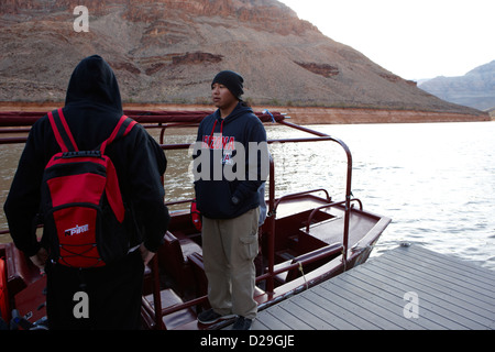 Touristen, die Hualapai Nation Flussfahrten auf den Grand Canyon Arizona USA Colorado River boarding Stockfoto