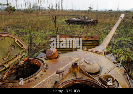 Afrika ANGOLA, das Wrack des alten russischen Kampfpanzers T-54 und BMP-1 aus dem Bürgerkrieg zwischen MPLA und UNITA in der Nähe von Quibala, in einigen Gebieten gibt es noch Landminen Stockfoto