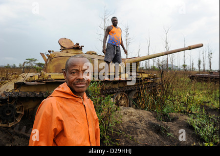 Afrika ANGOLA, das Wrack des alten russischen Kampfpanzers T-54 und BMP-1 aus dem Bürgerkrieg zwischen MPLA und UNITA in der Nähe von Quibala, in einigen Gebieten gibt es noch Landminen Stockfoto