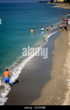 Menschen genießen das Wasser und Sand von Venice beach Florida Stockfoto