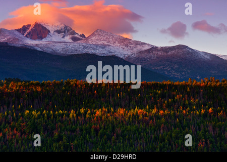 Longs Peak steht gehüllt in den Wolken Alpenglühen Herbst Sonnenaufgang in Rocky Mountain Nationalpark, Colorado Stockfoto