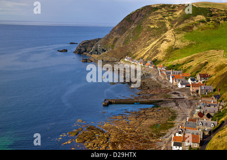 CROVIE COASTAL VILLAGE NORTH EAST SCOTLAND BEI EBBE ZEIGT FELSFORMATIONEN Stockfoto