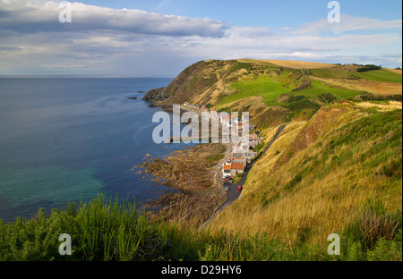 CROVIE COASTAL VILLAGE NORTH EAST SCOTLAND MIT BLICK AUF DIE LANDZUNGE UND MEER FARBEN Stockfoto