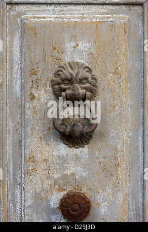 Details zu einer alten mittelalterlichen Haustür mit einer Metall-Klopfer Stockfoto