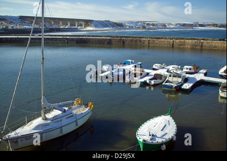 KLEINER HAFEN AM CULLEN AN DER SCHOTTISCHEN KÜSTE BANFFSHIRE IM WINTER MIT BOOTEN MIT SCHNEE BEDECKT Stockfoto