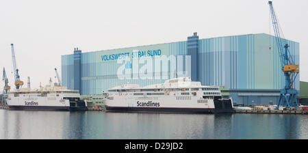 Ehemalige Scandlines Fähren "Kopenhagen" (L) und "Berlin" sitzen an der Pier von den Konkurs Volkswerft in Stralsund, Deutschland, 17. Januar 2013. Zweieinhalb Monate nach Einreichung Konkurs, treffen P + S-Petkumer Gläubiger für die erste Gläubigerversammlung. Foto: STEFAN SAUER Stockfoto