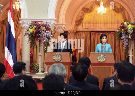 17. Januar 2013. Bangkok, Thailand. Shinzo Abe, Japans Premierminister und Yingluck Shinawatra, Thailands Premierminister während einer Pressekonferenz am Government House. Abe wird erste japanische Premierminister nach Thailand in 11 Jahren zu besuchen. Der japanische Premierminister in Thailand angekommen am Thursday.He besuchte Thai-Nichi Institute of Technology und erhielt eine Audienz bei seiner Majestät des Königs an ihre Königliche Hoheit Prinzessin Galyani Vadhana Auditorium im Siriraj Hospital vor Gesprächen mit Frau Yingluck am Government House. Stockfoto