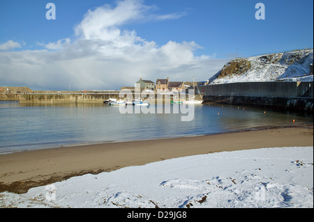 KLEINER HAFEN AM CULLEN IM WINTER BANFFSHIRE NORD-OST-SCHOTTLAND Stockfoto