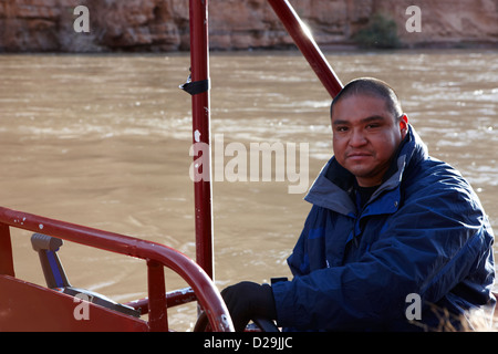 indische Bootsführer auf Hualapai Nation Flussfahrten auf Colorado River Grand Canyon Arizona USA Stockfoto