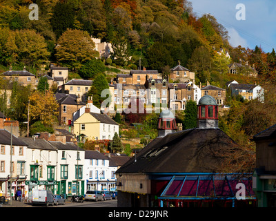 Matlock Bath Dorf in Derbyshire Dales Peak District England Großbritannien mit folgenden Läden und Häuser, die auf dem Hügel oben sichtbar Stockfoto