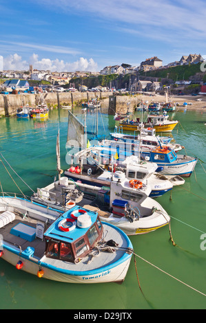 Newquay Cornwall – Cornish Fishing Boats liegen im Hafen von Newquay, Cornwall, England, GB, UK, Europa Stockfoto