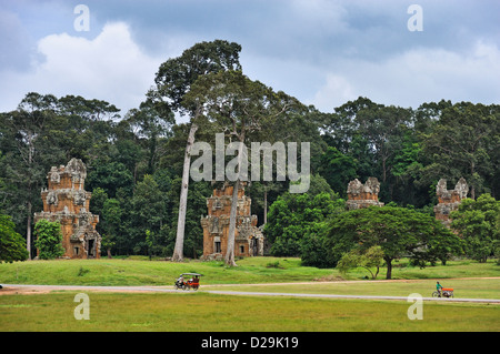 Ruinen und Touristen am Angkor Wat, Kambodscha Stockfoto