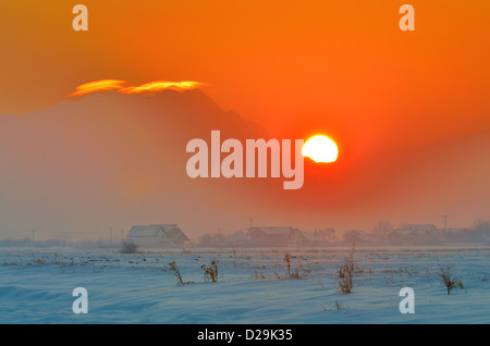 Sonnenuntergang über Dorf Stockfoto