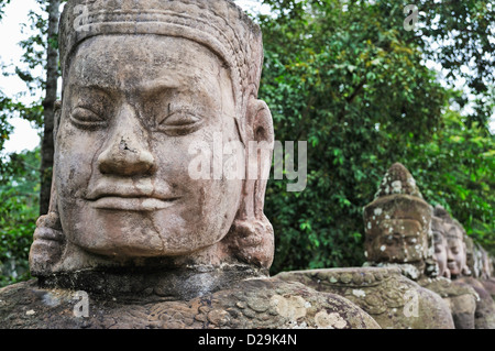 Geschnitzte Steinstatuen ausgerichtet am Südtor, Angkor Thom, Angkor Wat, Siem Reap, Kambodscha Stockfoto