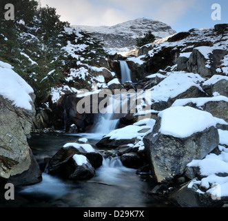 Wasserfälle auf Hebel Wasser Beck im Winter mit der Greis Coniston im Hintergrund Stockfoto