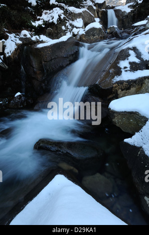 Wasserfall am Hebel Wasser Beck im Winter in der Nähe von Coniston im englischen Lake District Stockfoto