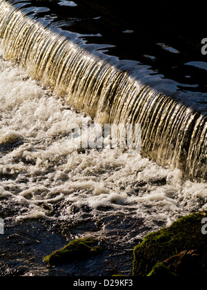 Nahaufnahme des Wassers, das über ein Wehr auf den Derwent in Matlock Bath Derbyshire Peak District England UK Stockfoto