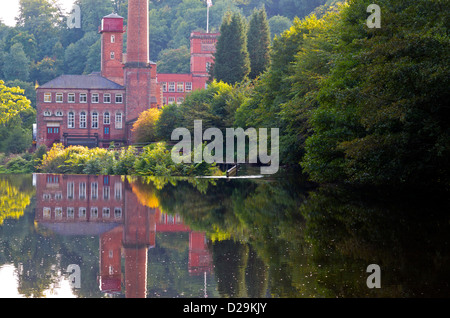 Masson Mill spiegelt sich in eine ehemaligen Baumwollspinnerei jetzt ein Einkaufszentrum in River Derwent bei Matlock Bath Derbyshire Peak District UK Stockfoto