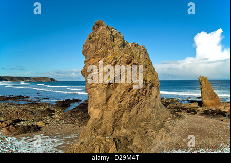 ZERKLÜFTETE SANDSTEINFELSEN AUF CULLEN BAY BEACH BANFFSHIRE NORTH EAST SCOTLAND Stockfoto